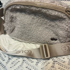 Lounge Sherpa Belt Bag in Gray